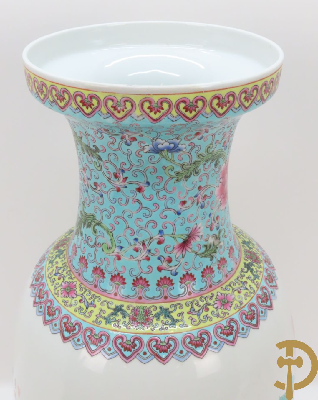 Chinese porseleinen repubieksvaas met bloementafereel