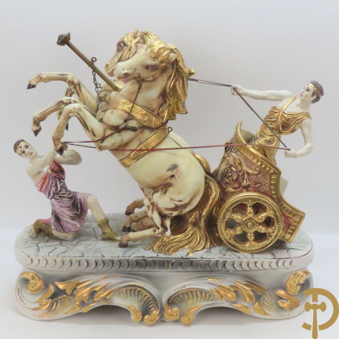 Beeld van strijdwagen met steigerende paarden 