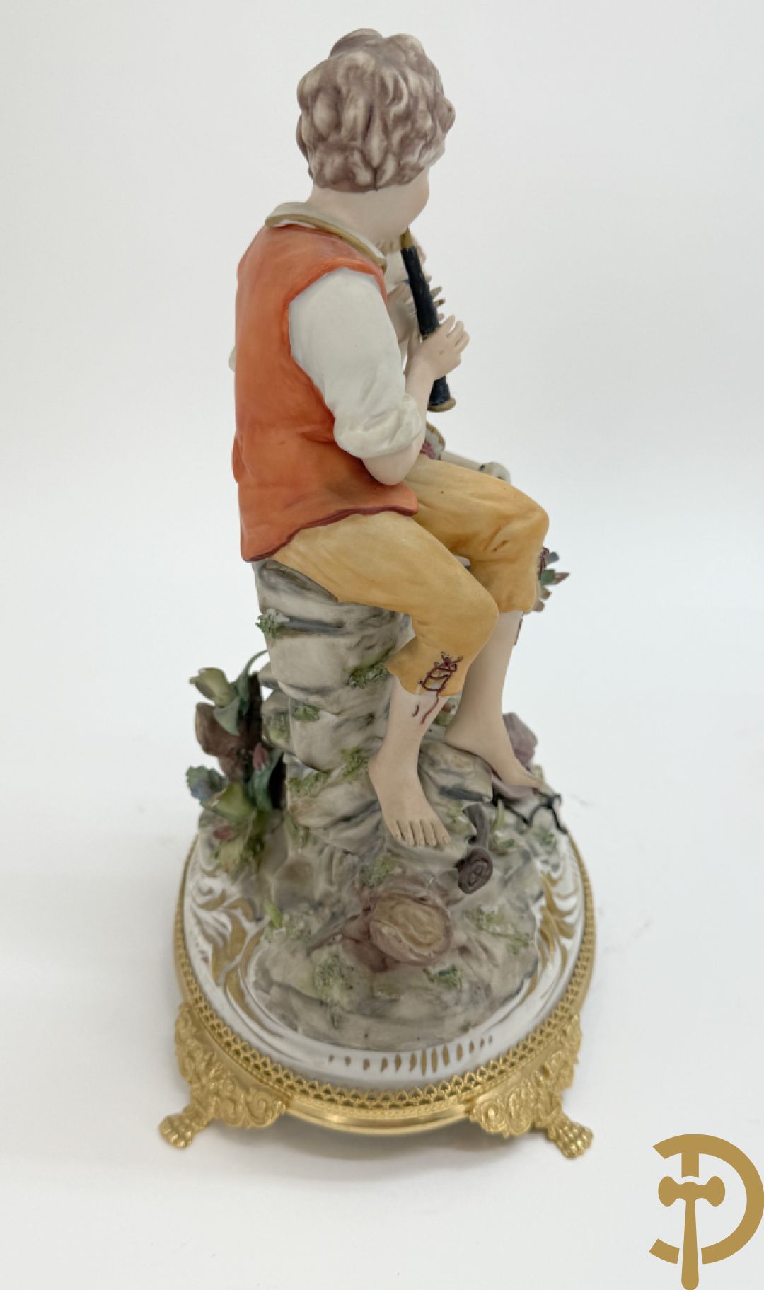 Zes porseleinen groepen Capo di Monte : Paarden met koets, oude man op bank, dame met kinderen, cupido