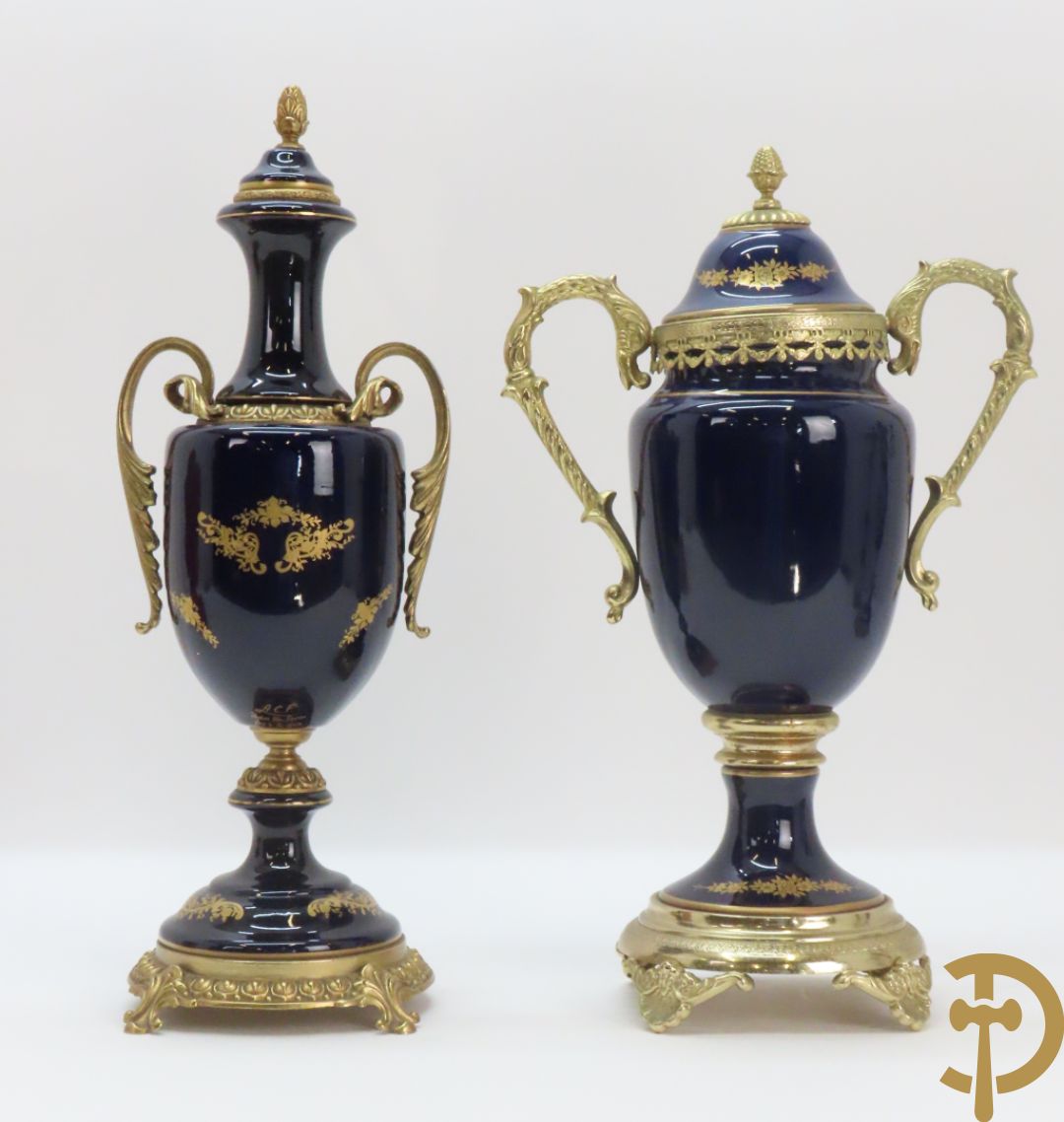 Twee porseleinen Stijl Sèvres cassolettes + dekselpotiche met bloemendecor + vijfarmige kandelaar Sèvres stijl, ACF