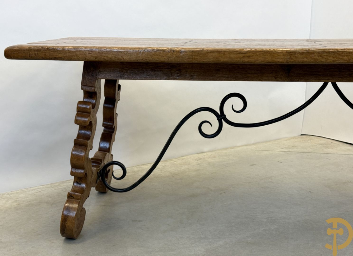 Massief eiken tafel met wangen en smeedijzer verbonden + 6 hoogleunige stoelen + 2 armzetels