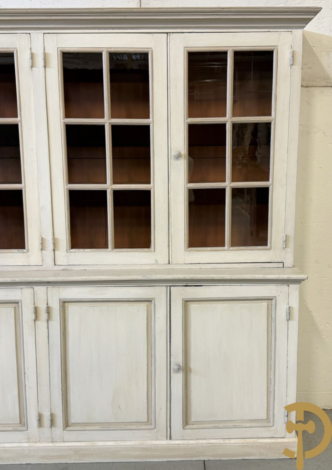 Beschilderde vitrine / buffet met 6 beglaasde deuren bonvenaan en 6 gesloten deuren onderaan