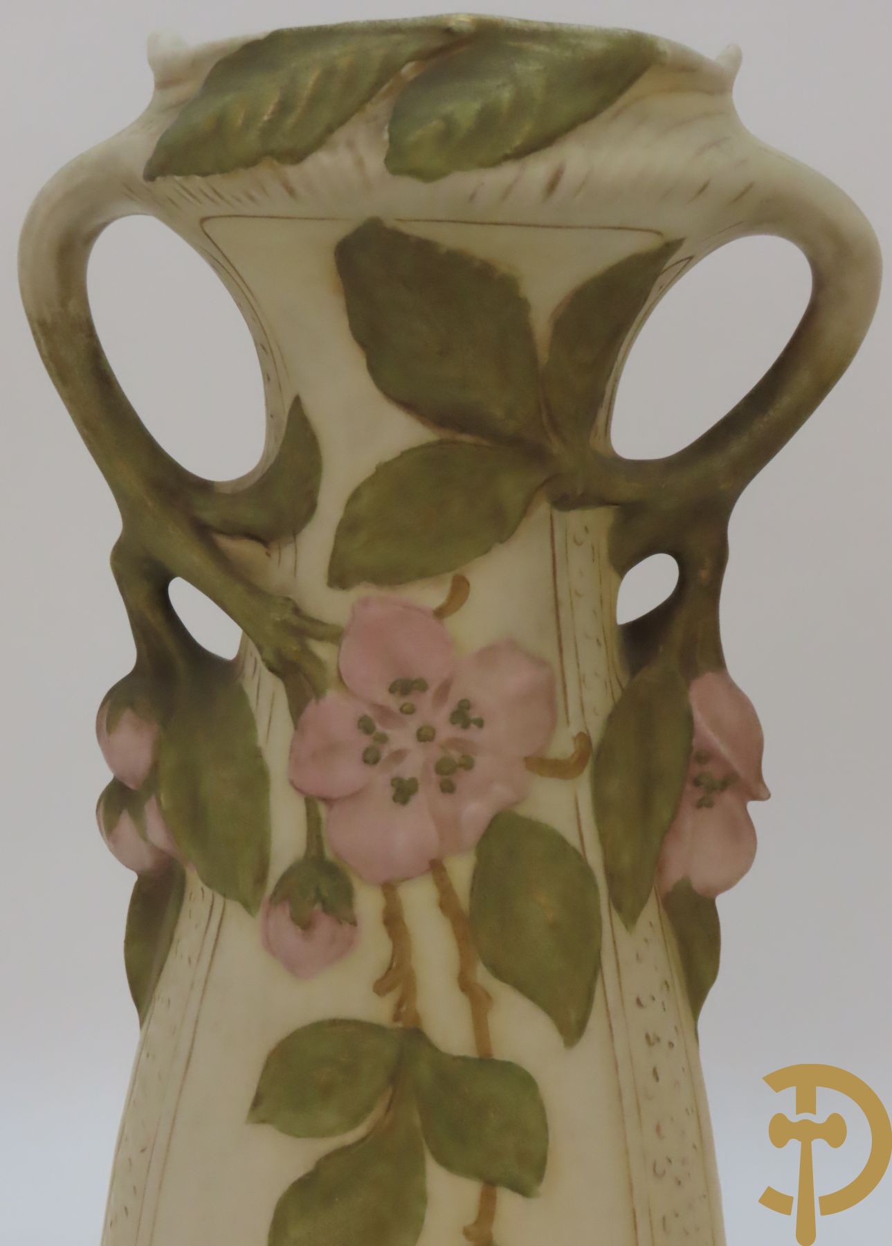 Paar Royal Dux vazen, Art Nouveau stijl, met bloemen bezet, Nummer 5505