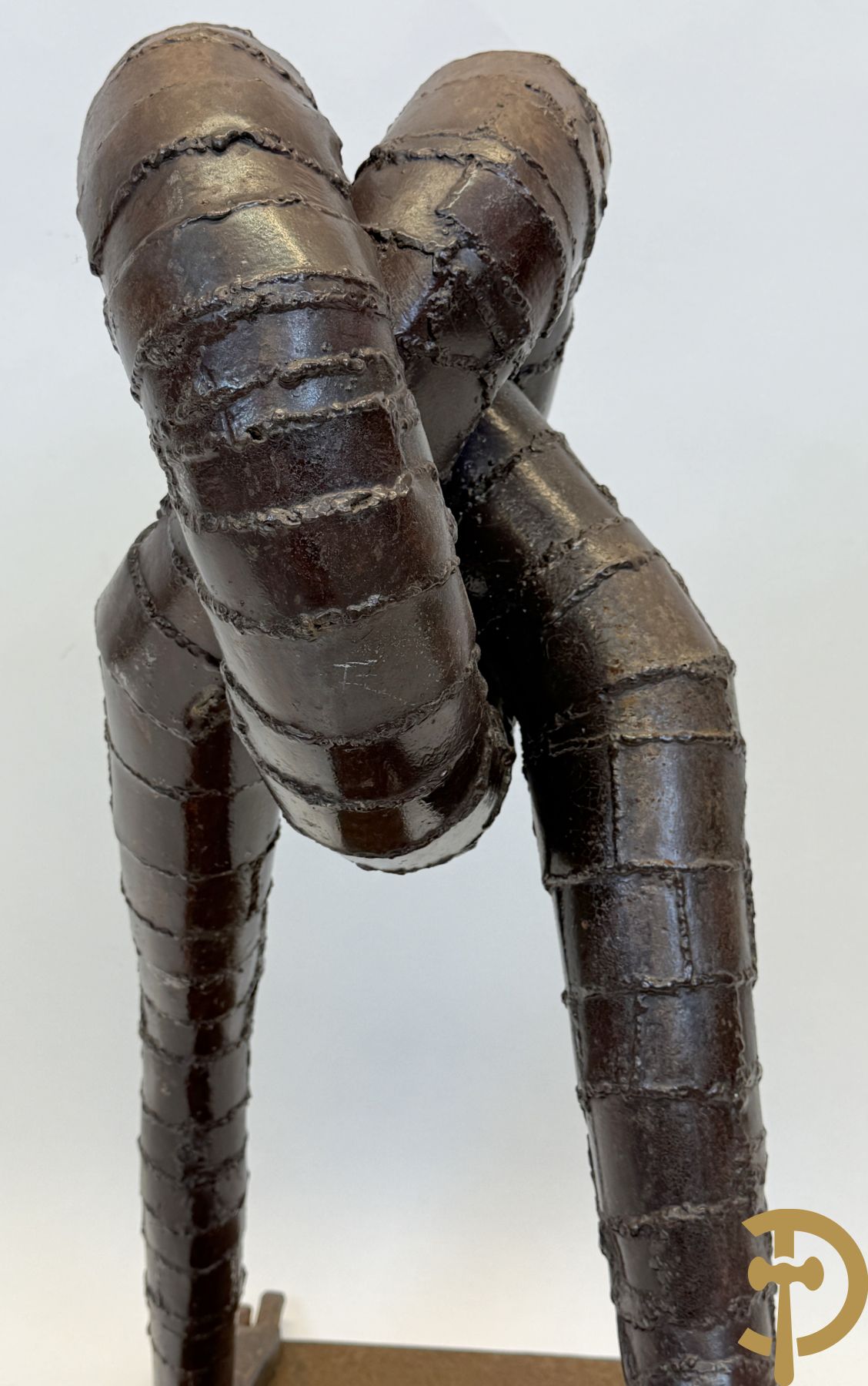 Moderne gepatineerde ijzersculptuur met verstrengelde benen