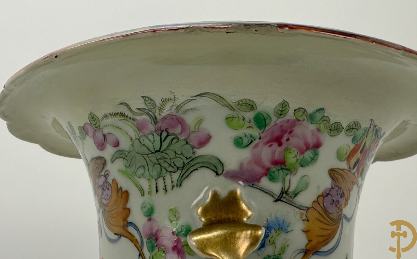 Chinese porseleinen Kanton vaas met geanimeerde hoftaferelen, natuurmotieven, fauna en floradecor