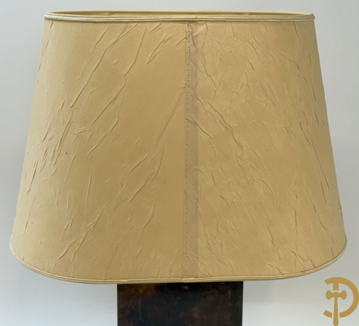 Vintage salontafel met geslepen glazen blad met bladgoud bewerkt op koperen voeten, Meersman Lucas getekend + 2 sidetables met geslepen glazen blad met bladgoud bewerkt op koperen voet, Meersman Lucas getekend + bijhorende lampadaire