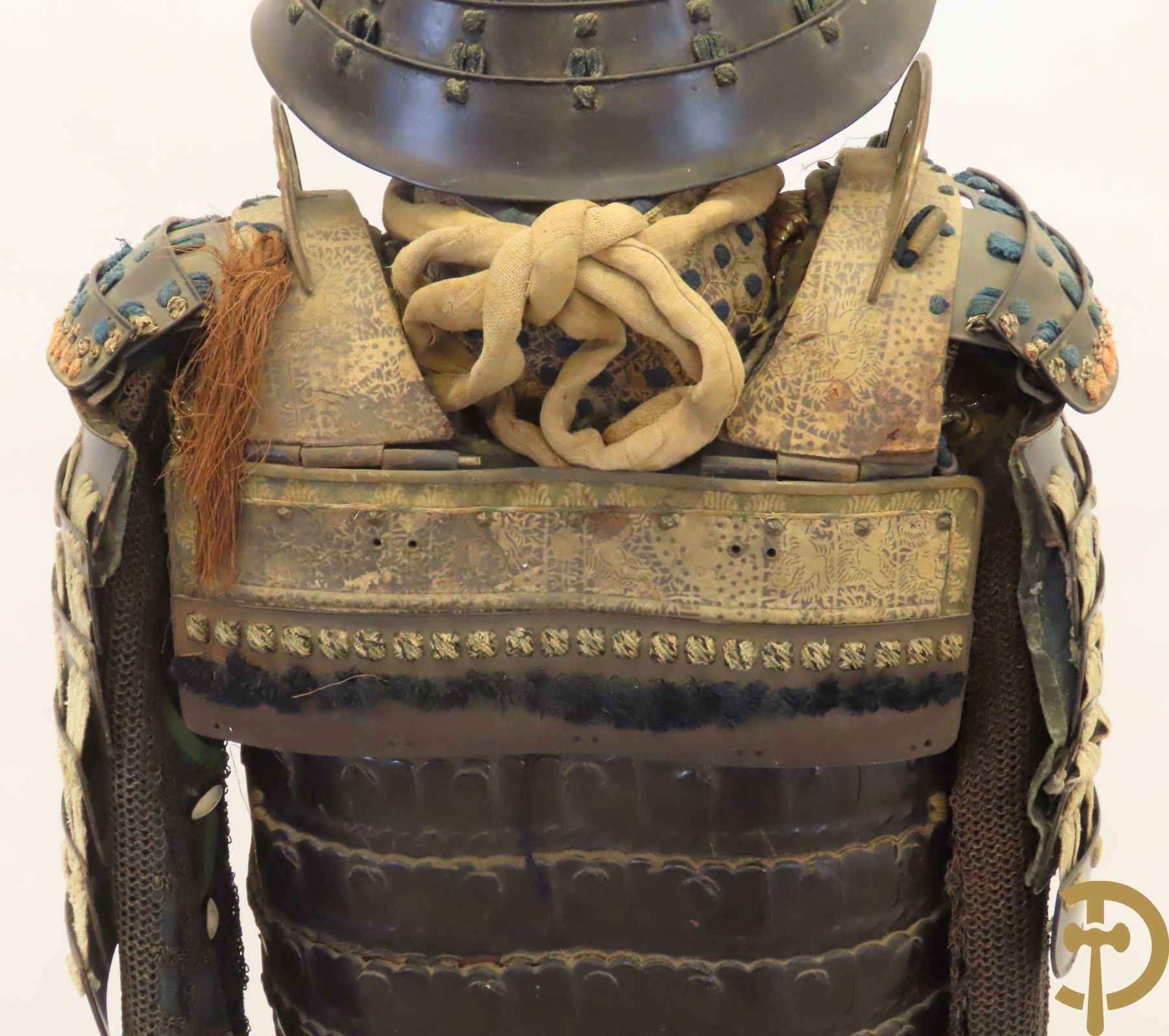 Aziatische antieke samurai uitrusting met helm gemonteerd op statief - type Okegawa Gusoku van ijzer en Kusari in leder.