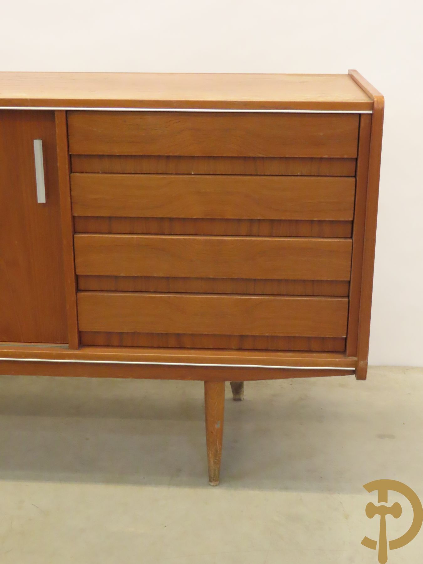 Vintage side board met 4 lades rechts en paar schuifdeuren links