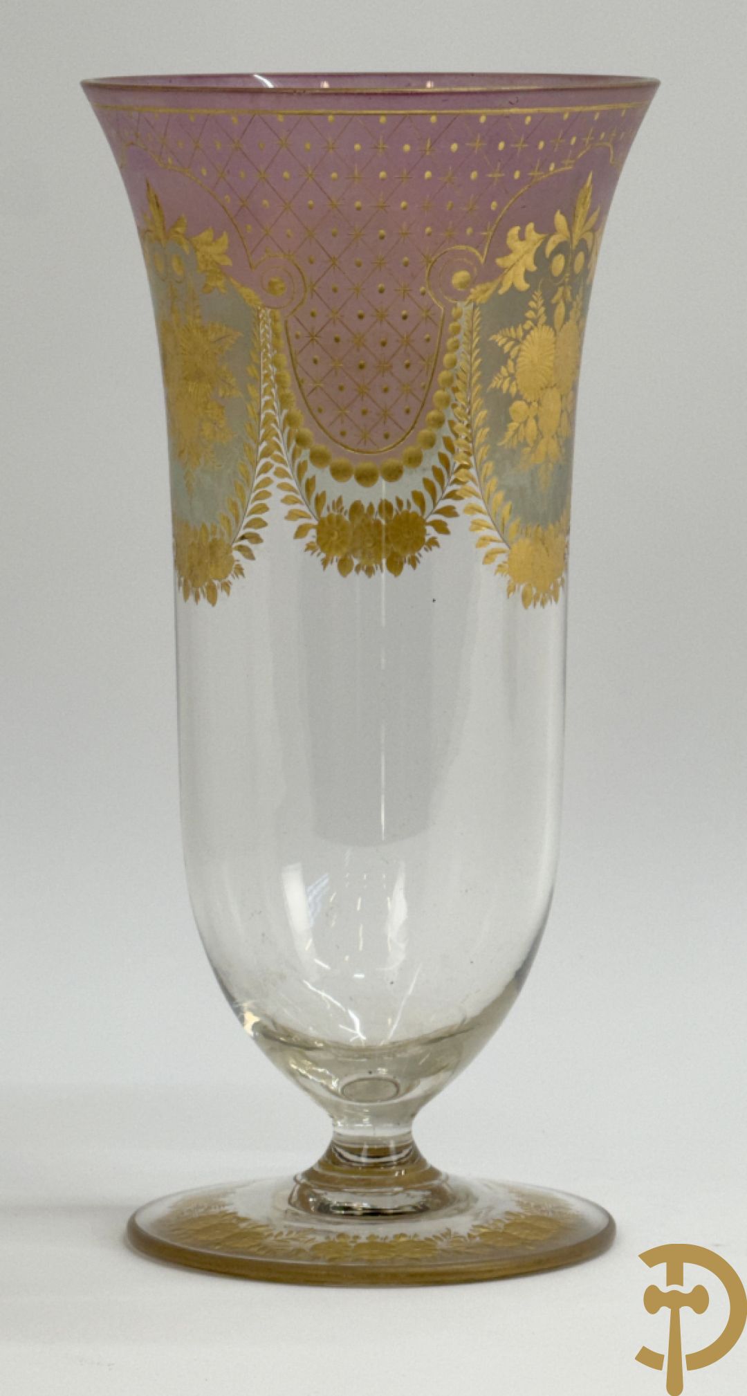 Kristallen vaas met geslepen bloemenmotieven gevuld met goud