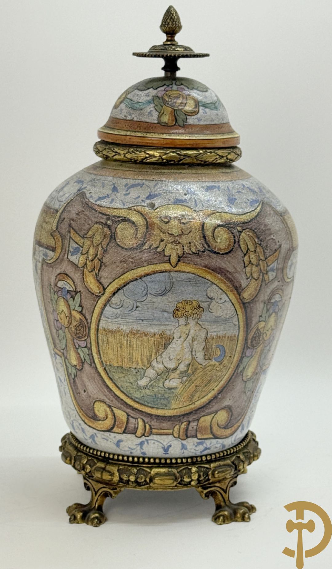 Dekselpotiche met decor van cupido in cartouche en bezet met bronzen ornamenten