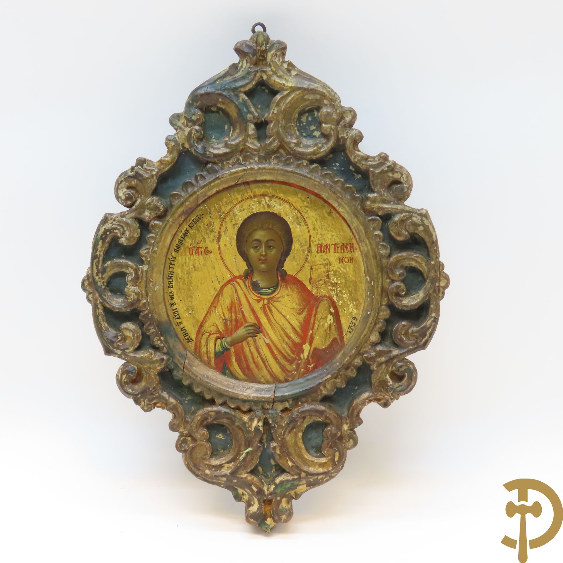 Ronde ikoon met evangelist in gesculpteerde lijst