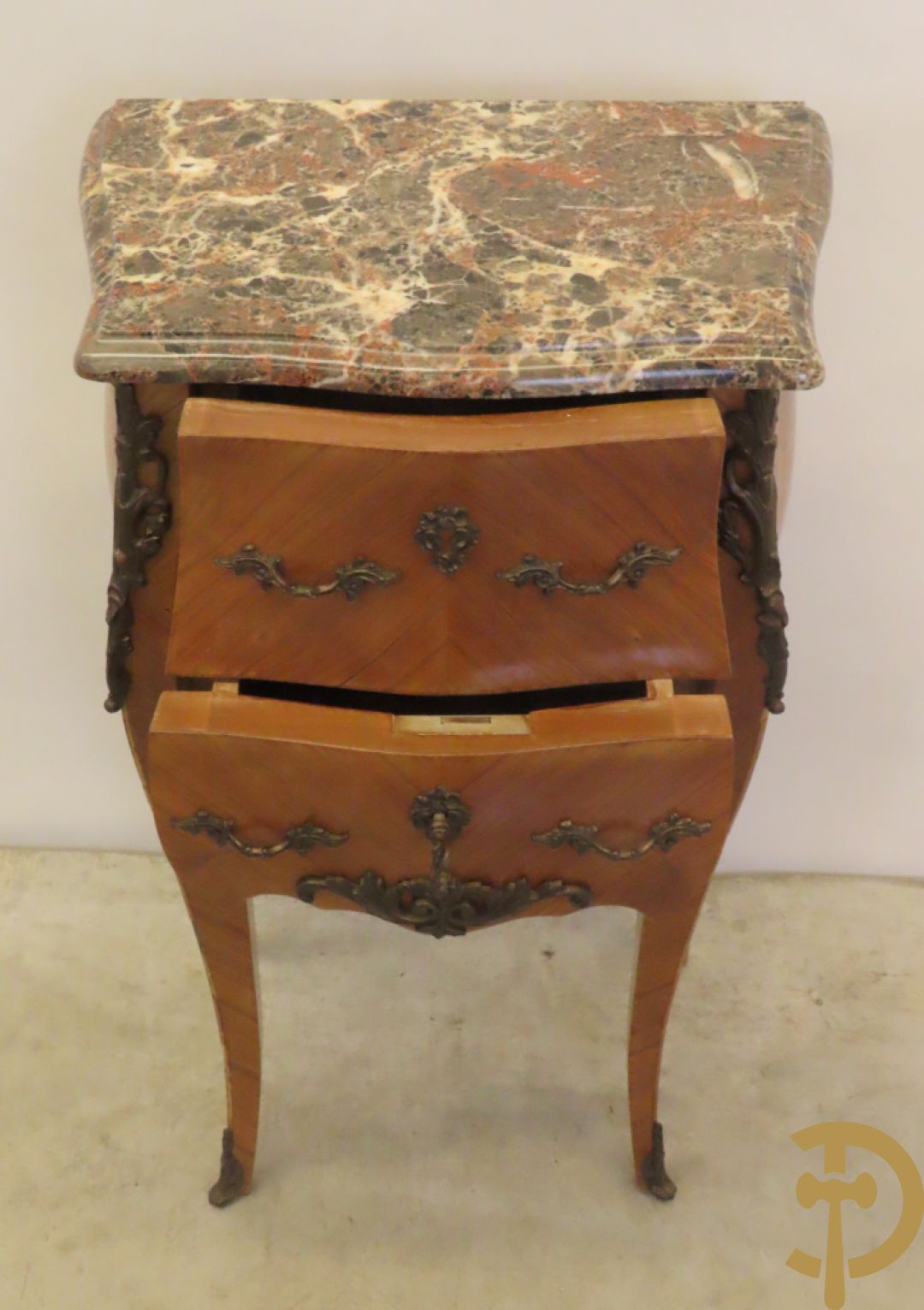 Kleine bijzetkast met 2 lades en bezet met bronzen ornamenten en marmeren blad