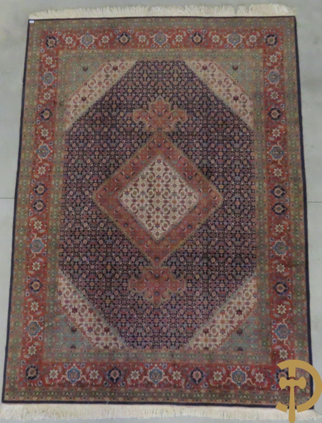 Oosters handgeknoopt tapijt met centraal decor op blauwe fond met bloemenmotieven