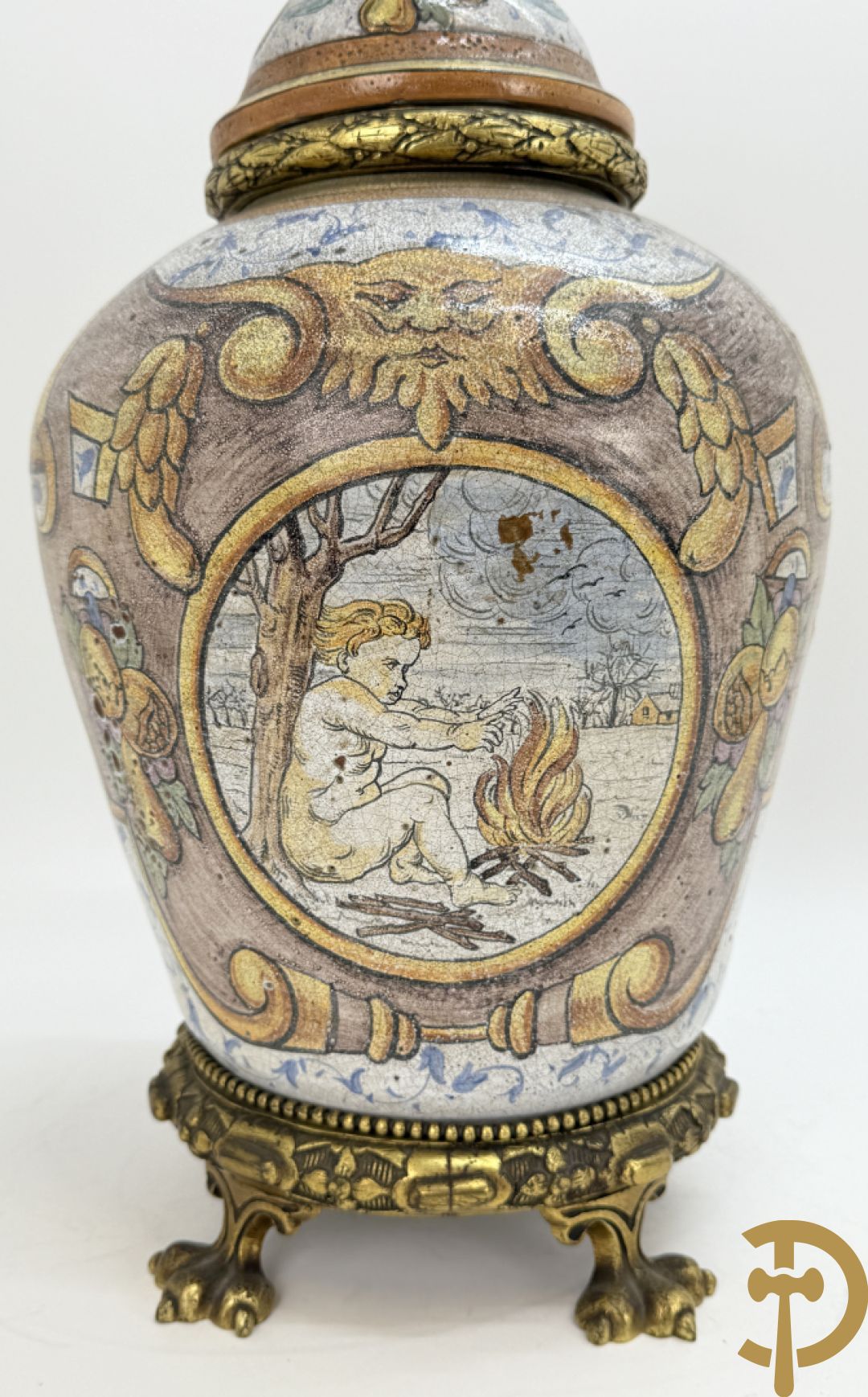 Dekselpotiche met decor van cupido in cartouche en bezet met bronzen ornamenten