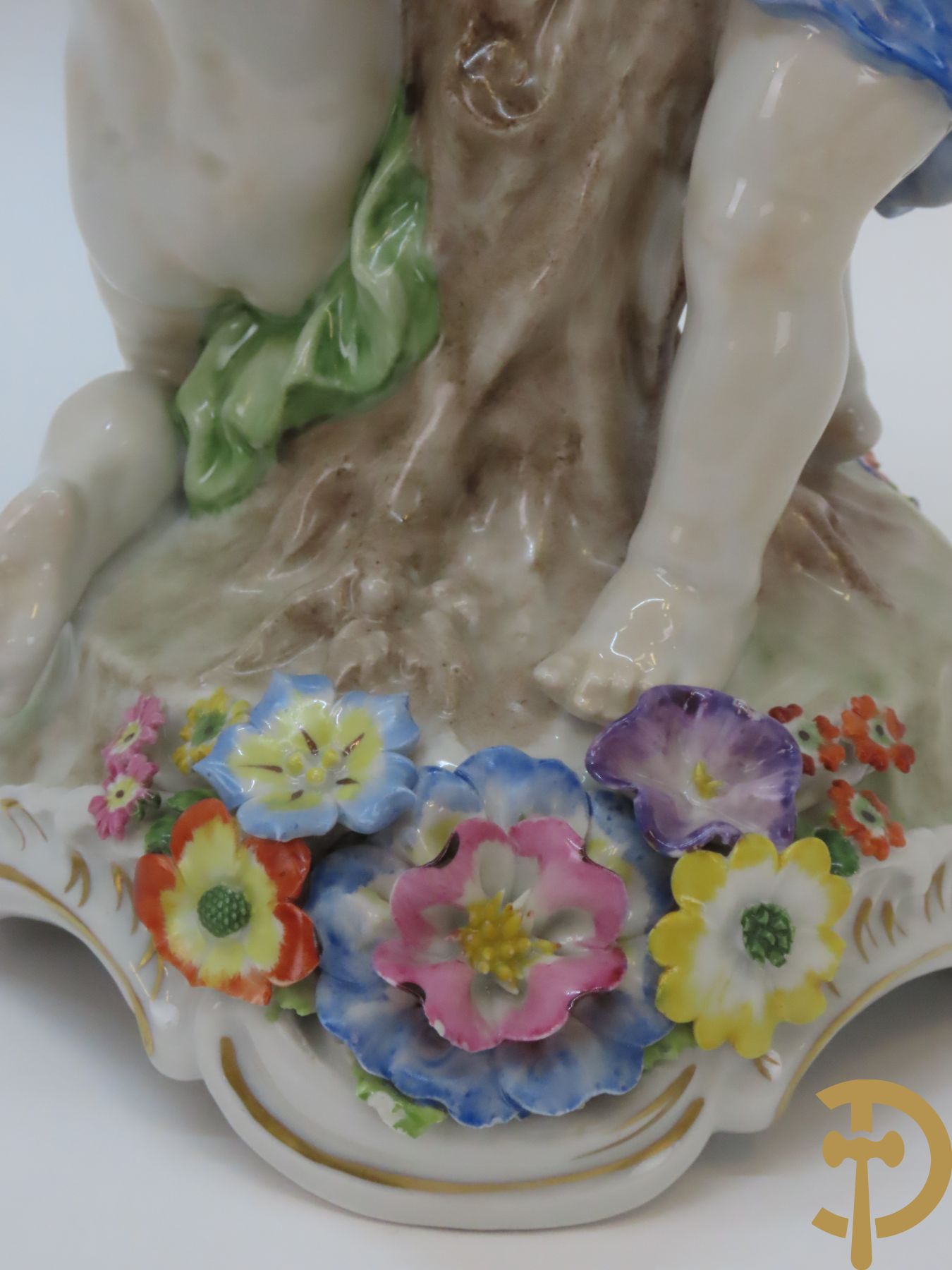 Twee porseleinen vijfarmige kandelaars met cupido