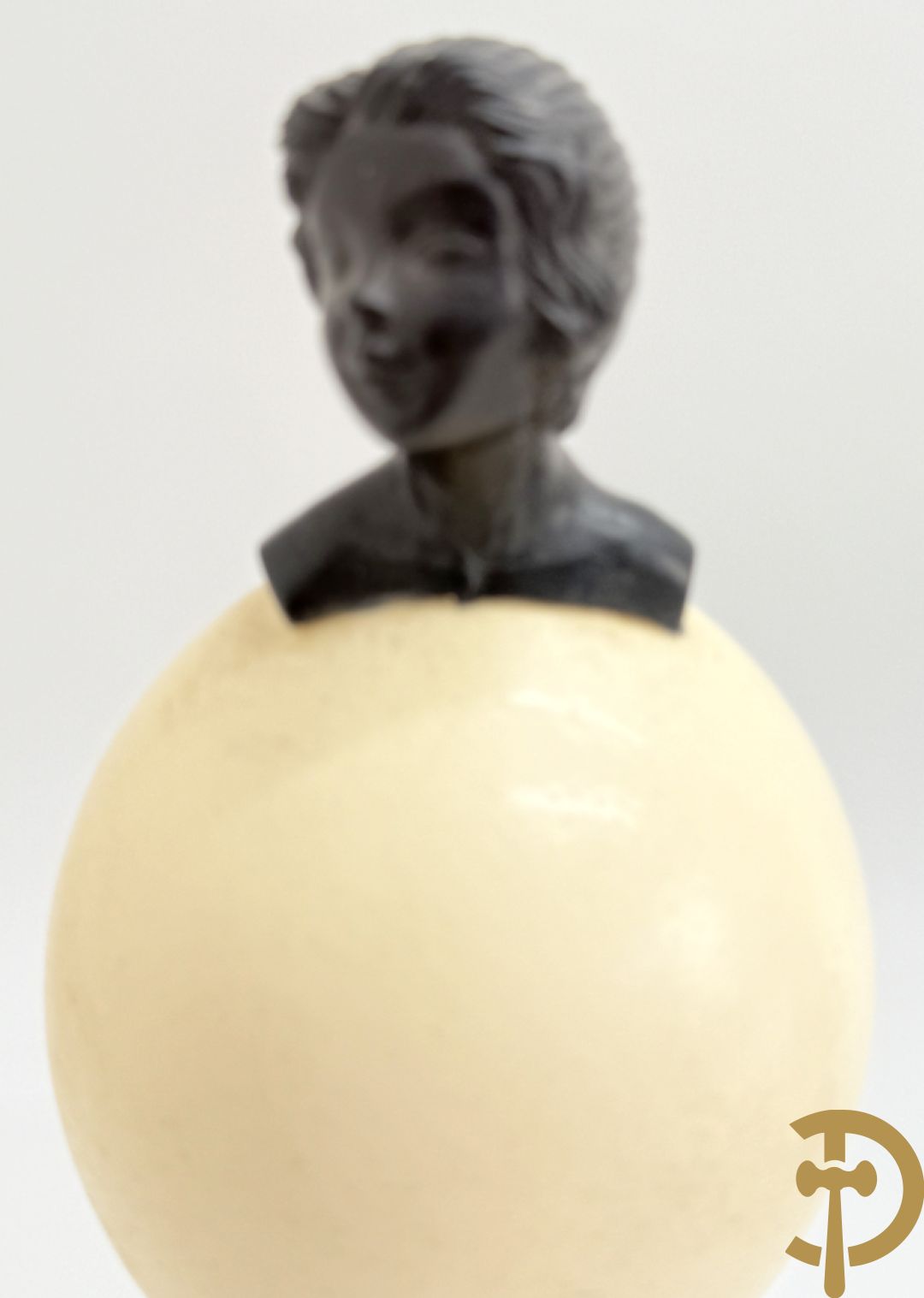 Vijf struisvogeleieren op zwart houten statief