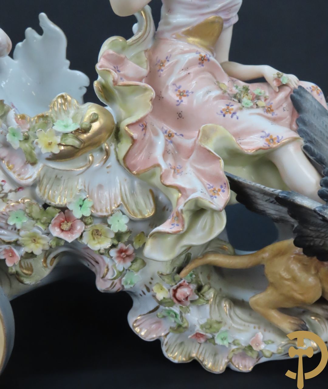 Meerkleurige porseleinen sierwagen slede met 3 dames voortgetrokken door 3 honden, onderaan gemerkt