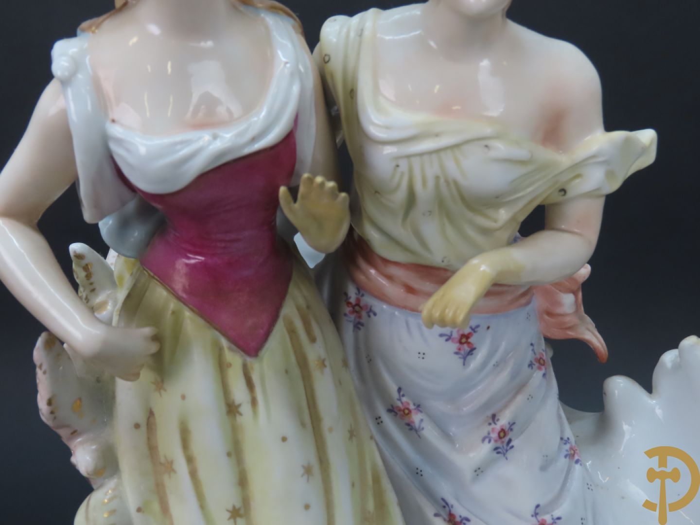 Meerkleurige porseleinen sierwagen slede met 3 dames voortgetrokken door 3 honden, onderaan gemerkt