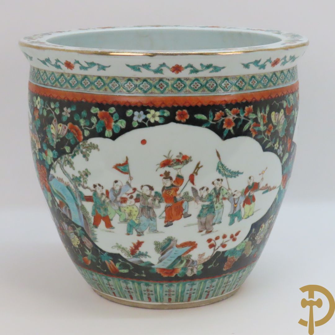 Chinese porseleinen cachepot met geanimeerd decor op zwarte fond met bloemen