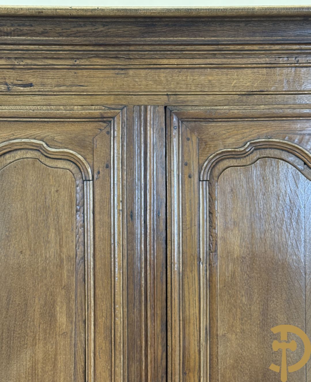 Massief eiken tweedeurskast met afgestoken panelen en gezwaaide moluren