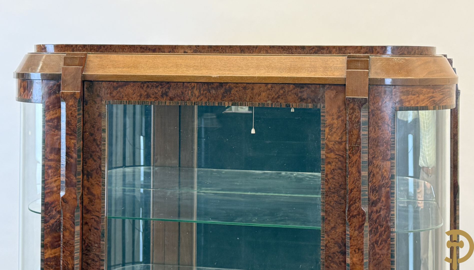 Wortelnotehouten vitrine met afgeronde zijkanten en inleg van palissander