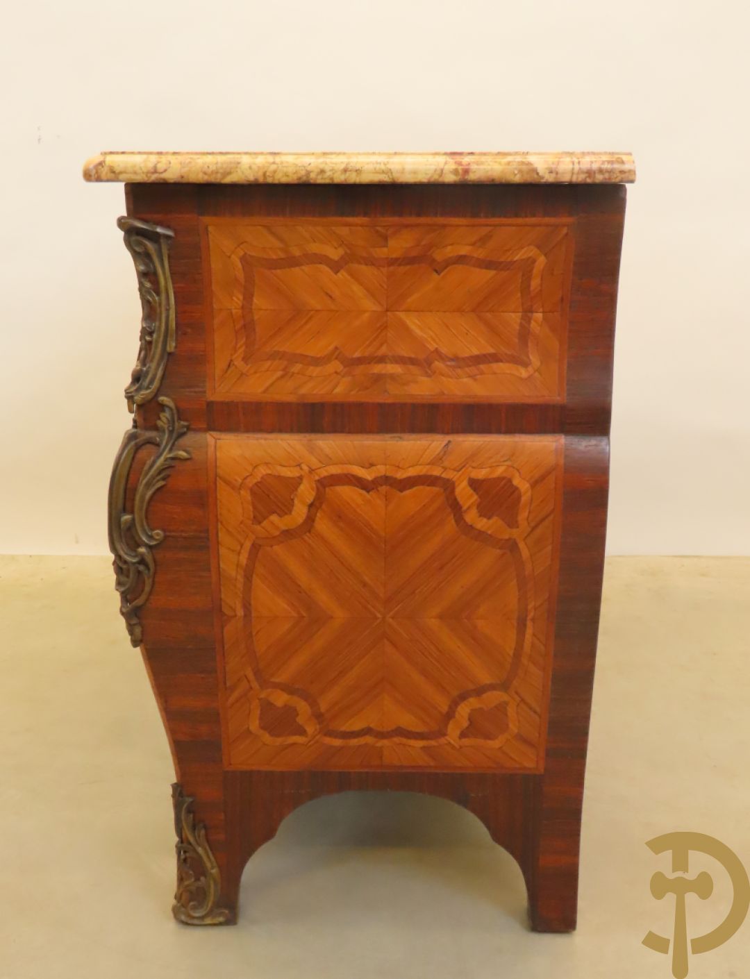 Gegalbeerde vierladencommode met bronsbeslag, marqueterie en marmeren blad