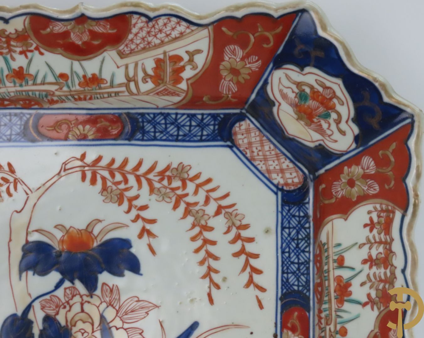 Drie vierkante Imari borden