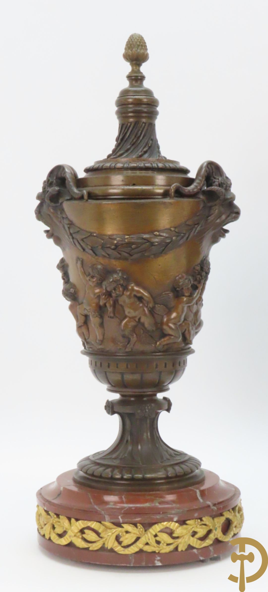 Paar bronzen cassolettes omgeven door dansende cupido