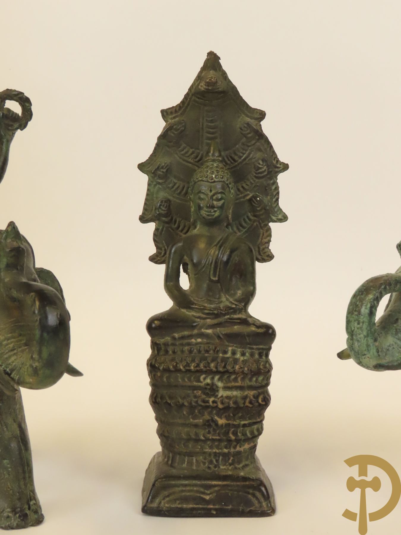 Aziatica bestaande uit bronzen zittende boedisatsvat onder boom, 2 bronzen olifanten met Indische figuren, bronzen zittende boedha, 4 Aziatische houtsculpturen van wijsgeren, Japanse dame in Satsumat en gipsen geknielde geisha