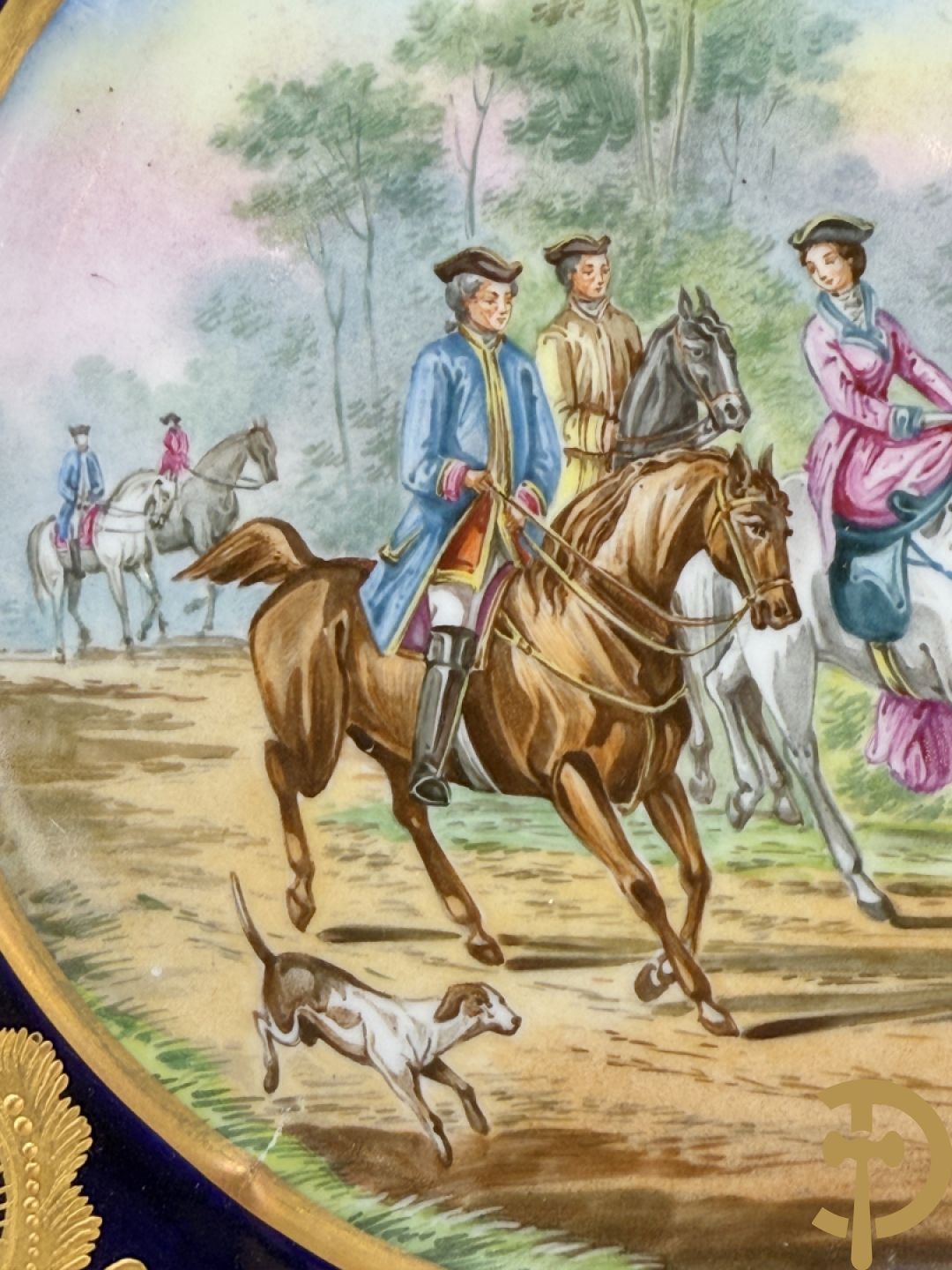 Paar porseleinen borden met ruitertafereel met vergulde omranding, getekend Rivière en Bourdier P., achteraan gemerkt met gekruiste pijlen