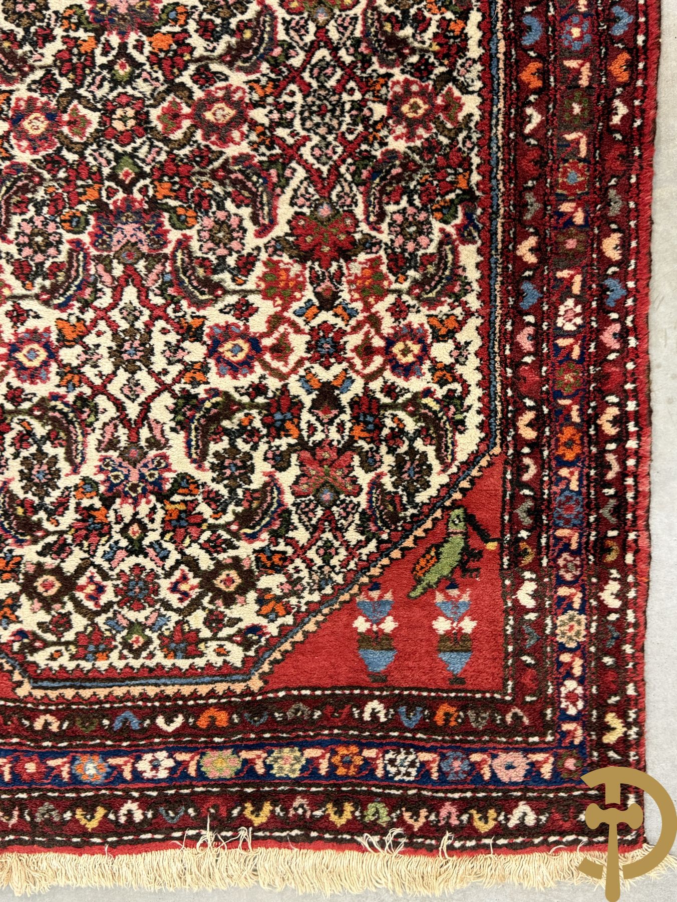 Drie oosterse handgeknoopte tapijten met bloemen- en vazendecor