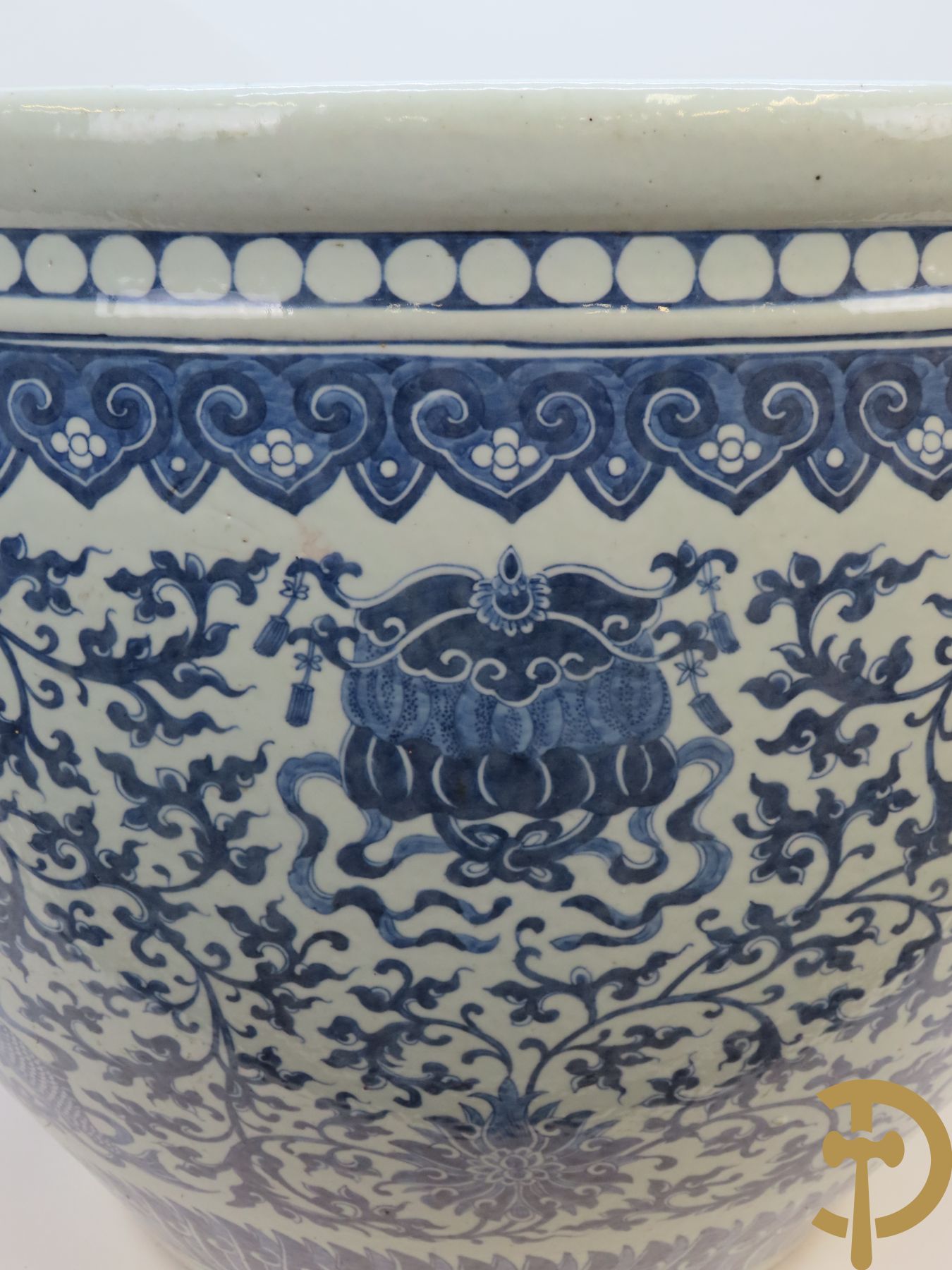 Chinese porseleinen blauw - witte viskom of grote cachepot met lotusslingers, Qian Long 19e