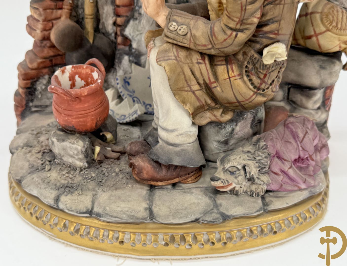 Zes porseleinen groepen Capo di Monte : Paarden met koets, oude man op bank, dame met kinderen, cupido