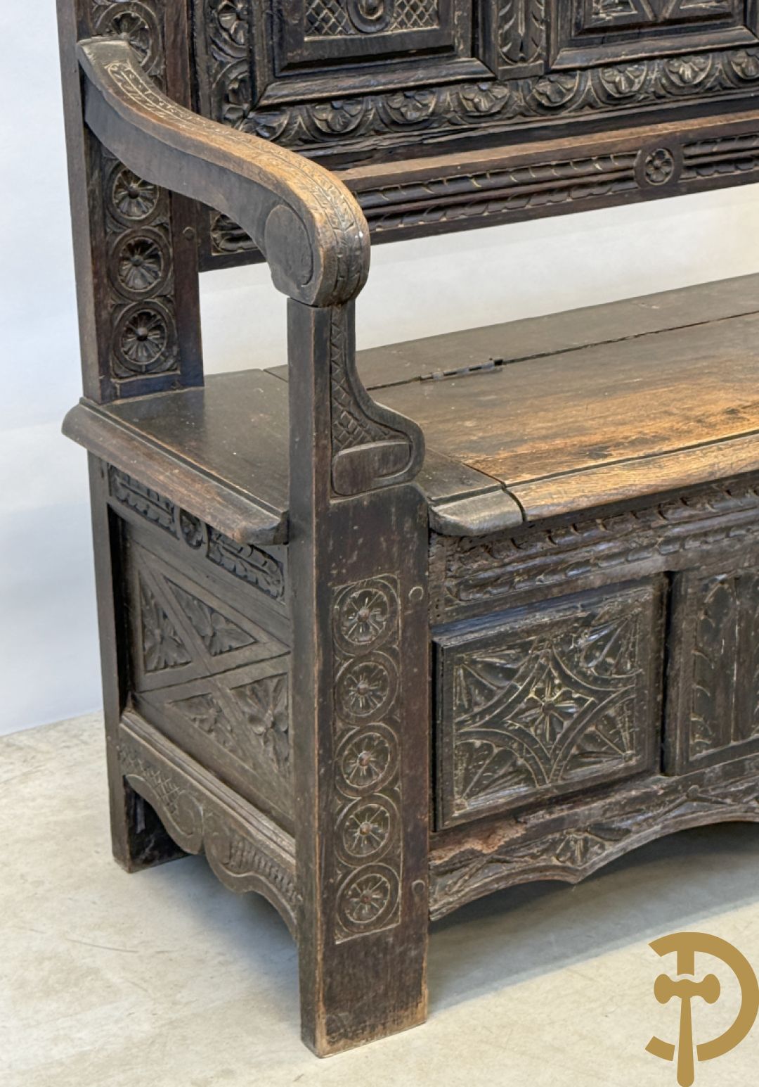 Massief eiken Engelse hall bank met gesculpteerde motieven