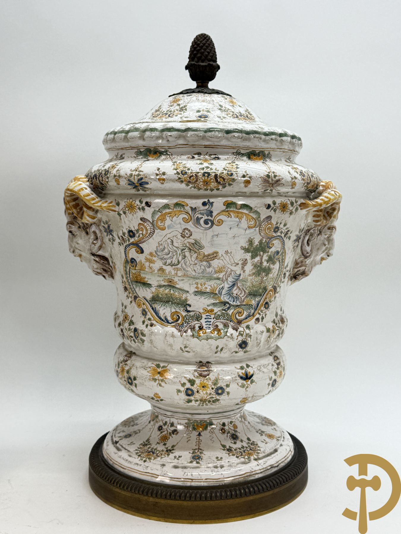 Paar Italiaanse meerkleurige dekselpotiches met geanimeerd decor en gehoornde kopen