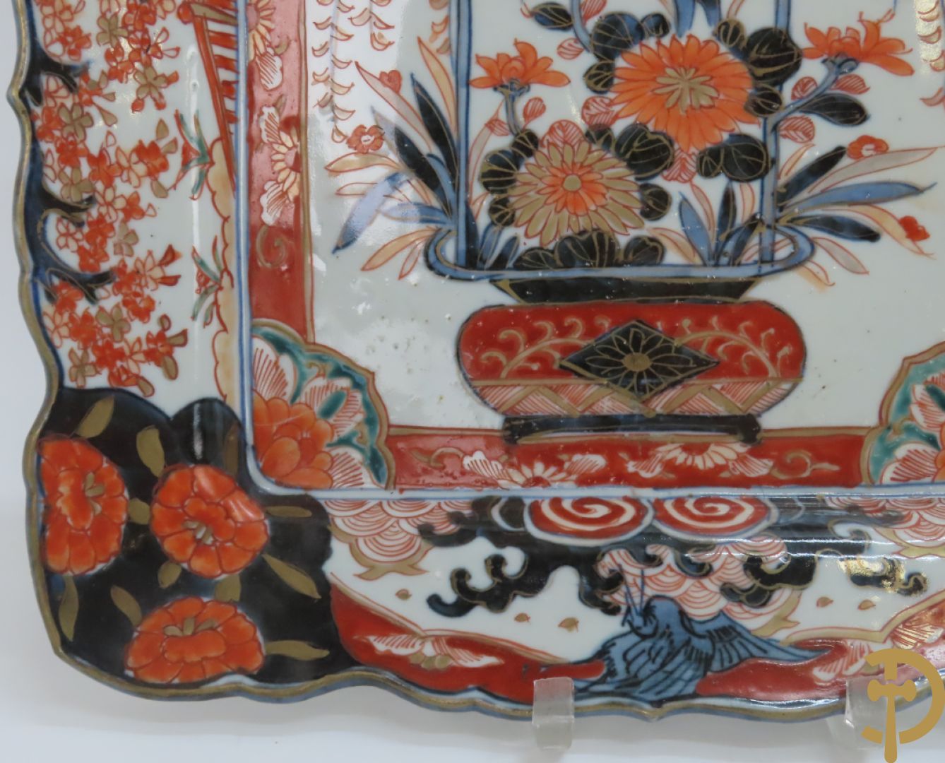 Drie vierkante Imari borden