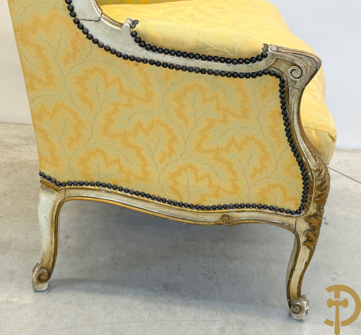 Paar Louis XV bergères met wangen, gesculpteerde accanthusranken en bloemenmotieven