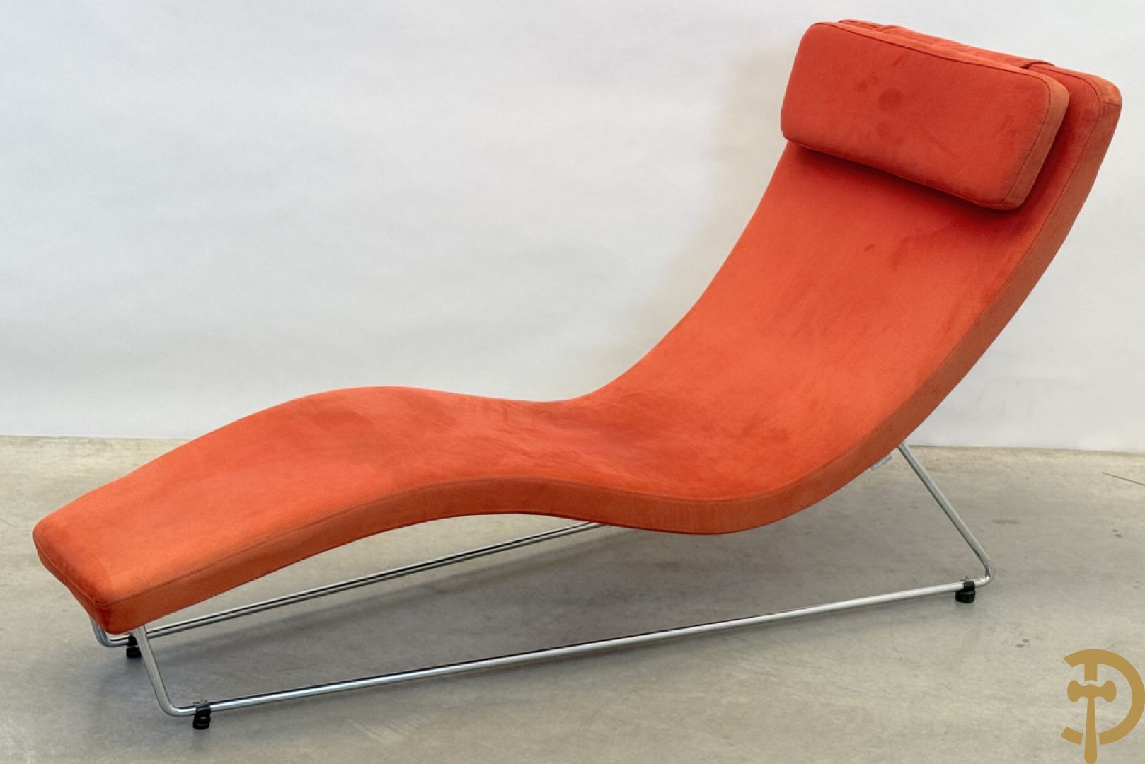 Design ligzetel in rode stof op chromé onderstel, Jongform