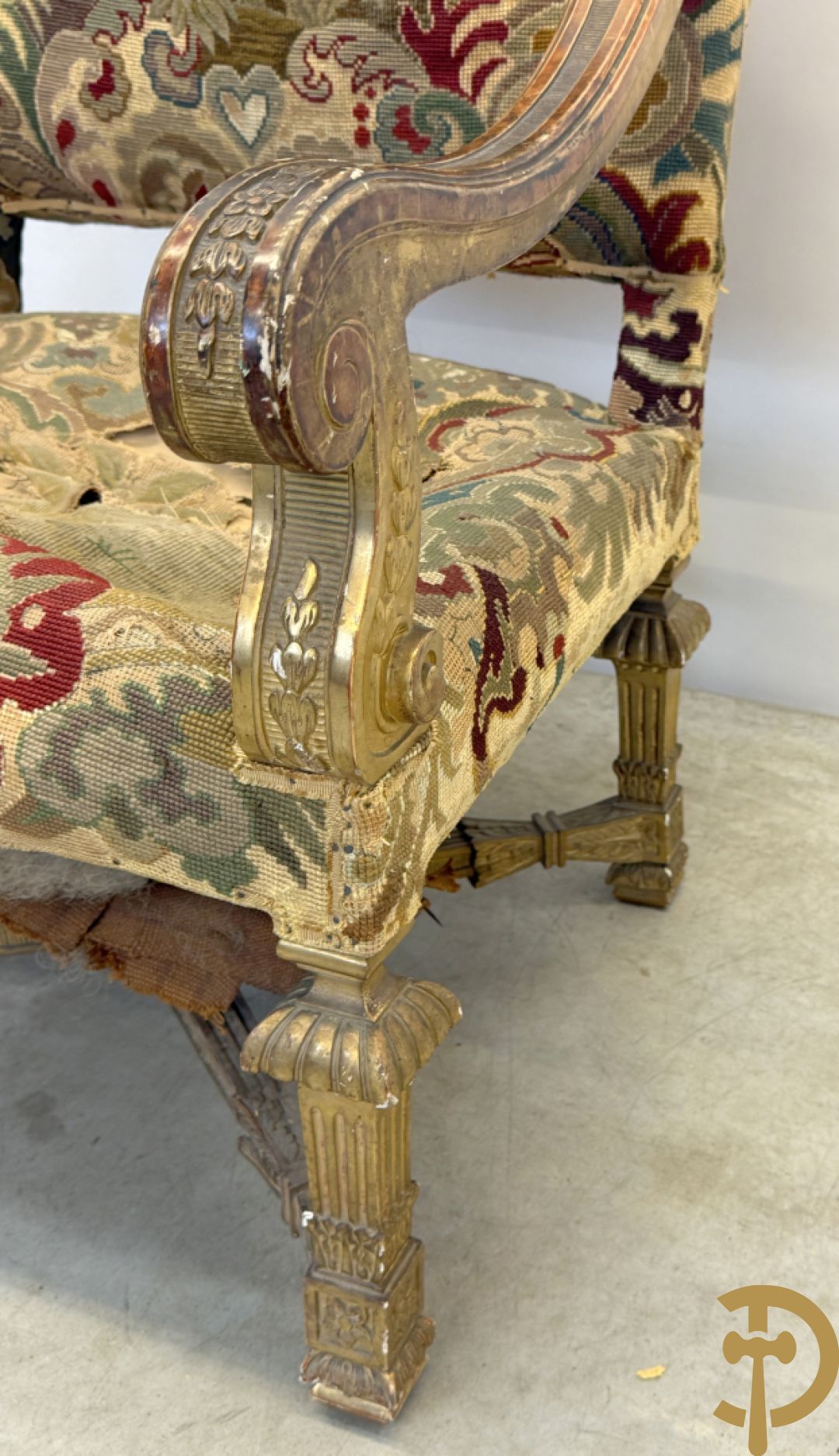 Vier vergulde Louis XIV kasteelarmzetels met geanimeerde scènes in petit points, 19e