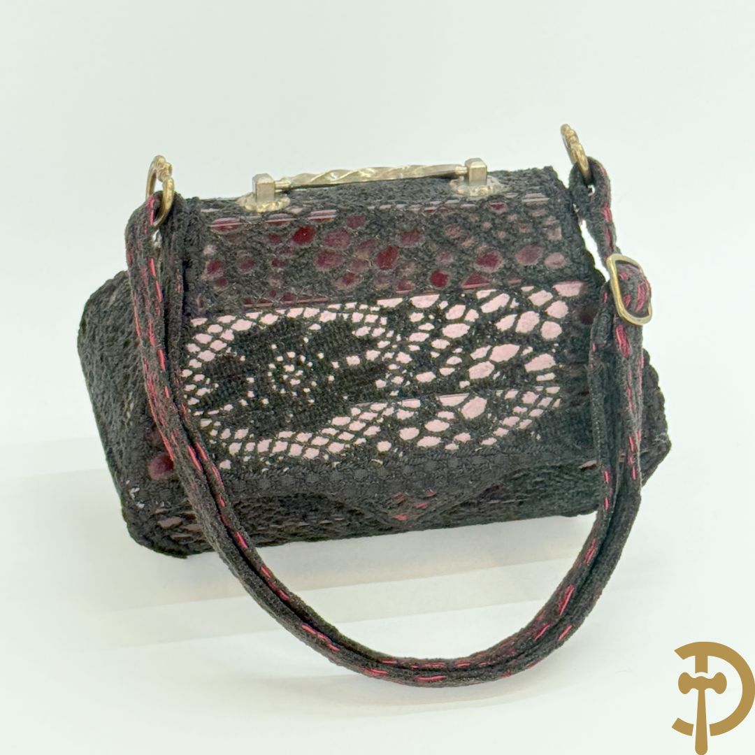 Pièce unique handtas van Wim Godderis met zwart haakwerk