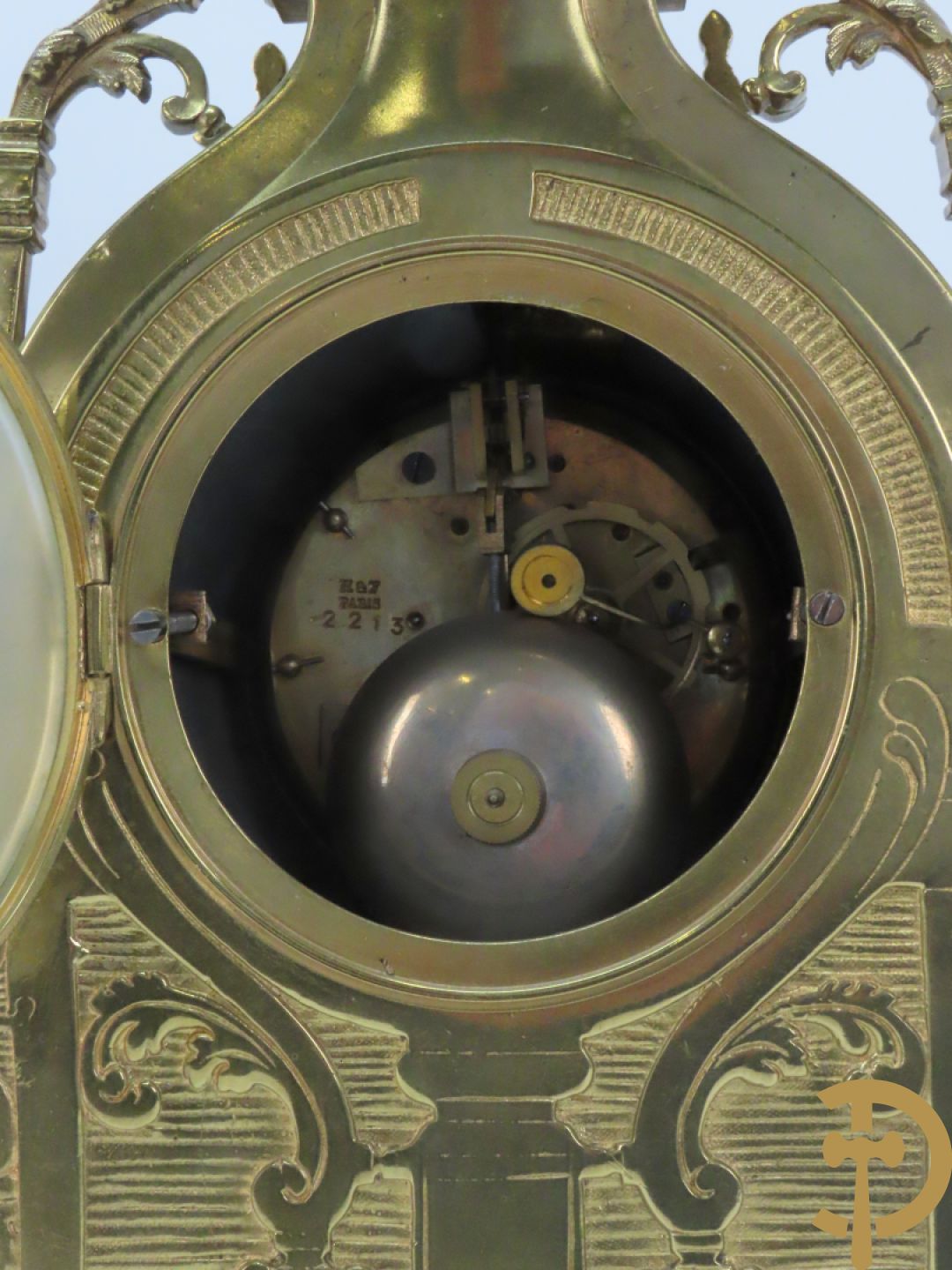 Driedelige koperen Neo Renaissance garnituur bestaande uit klok met amfoor bovenaan en Neo Renaissance motieven, Richond 11 Bd Mont Martre getekend - geflankeerd door paar vijfarmige kandelaars