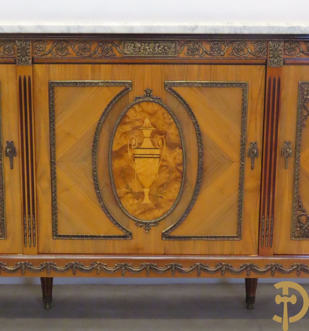 Notelaren eetkamer Louis XVI stijl bestaande uit vijfdeursdressoir met bloemenmarquetterie, bronsbeslag en wit marmeren blad, ovale uittrekbare tafel, 6 stoelen met leder bekleed en gegalbeerde vitrine met geslepen ruitjes