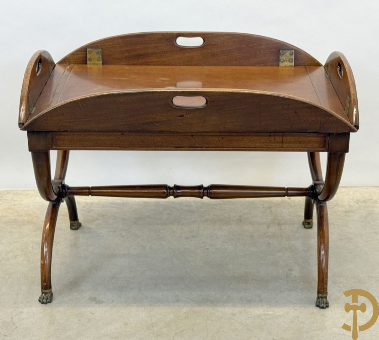 Engelse notelaren servingtable op vast onderstel