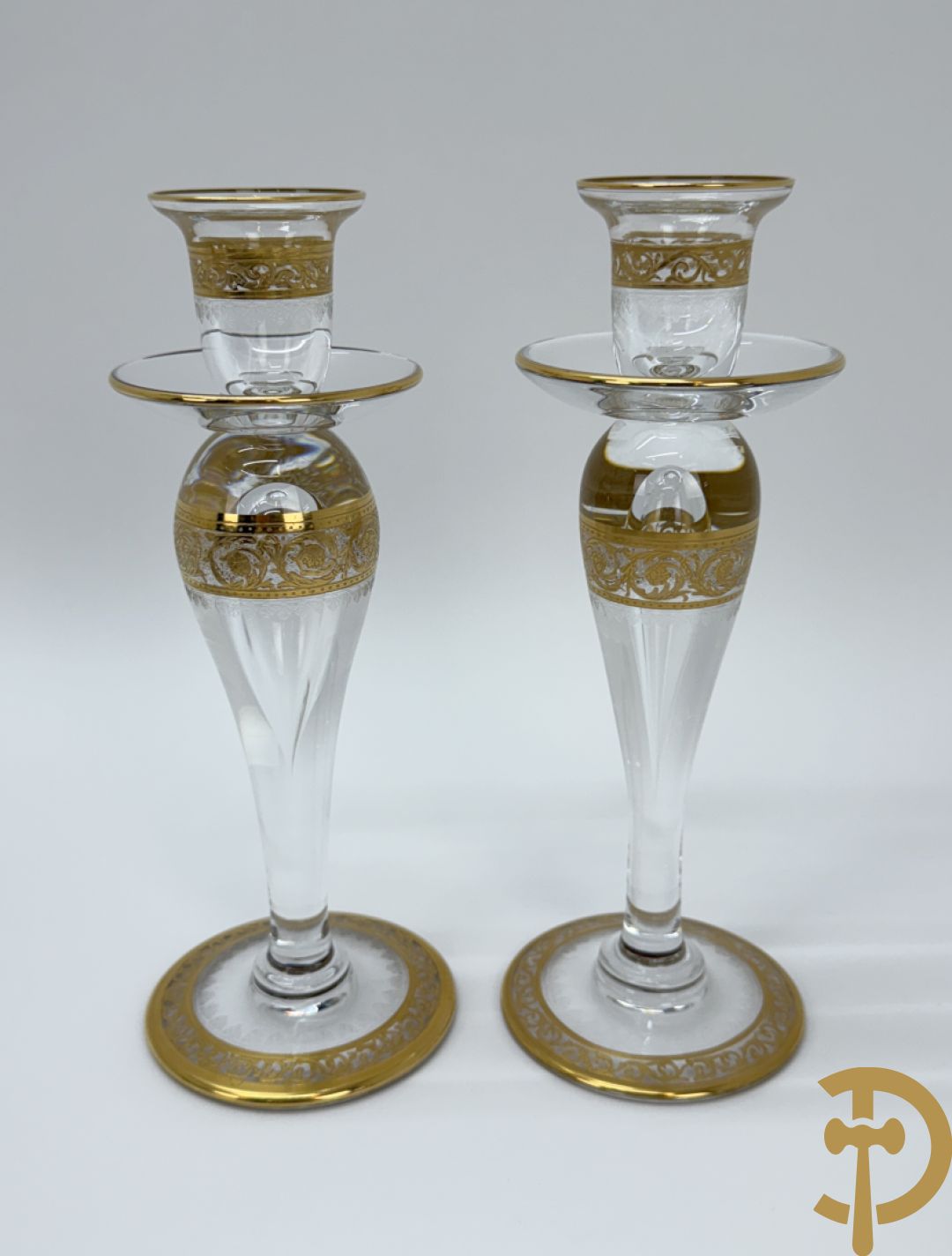 Paar kristallen kandelaars, Thistle Or, Saint Louis gemerkt