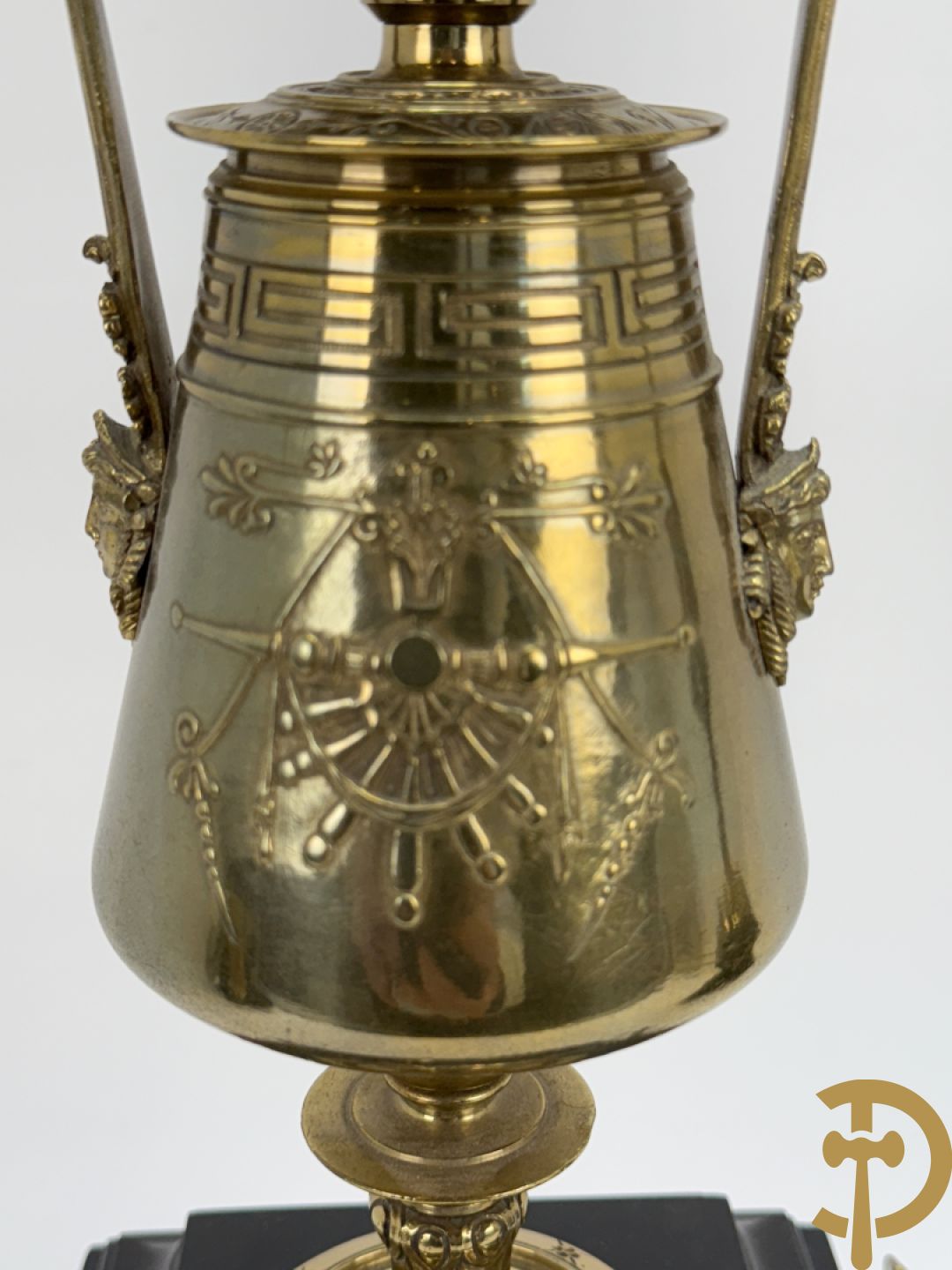 Zwart marmeren garnituur Napoleon III bestaande uit paar bronzen vuurrvergulde vijfarmige kandelaars bezet met vogels op zwarte marmeren basis met hertenkoppen + zwart marmeren middenstuk met klok bezet met hertenkoppen (zonder beeld)