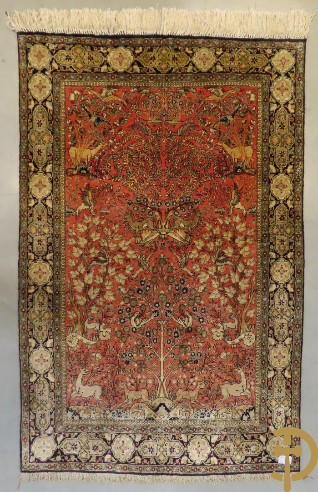 Oosters handgeknoopt tapijt zijde op katoen met dierenmotieven en levensboom