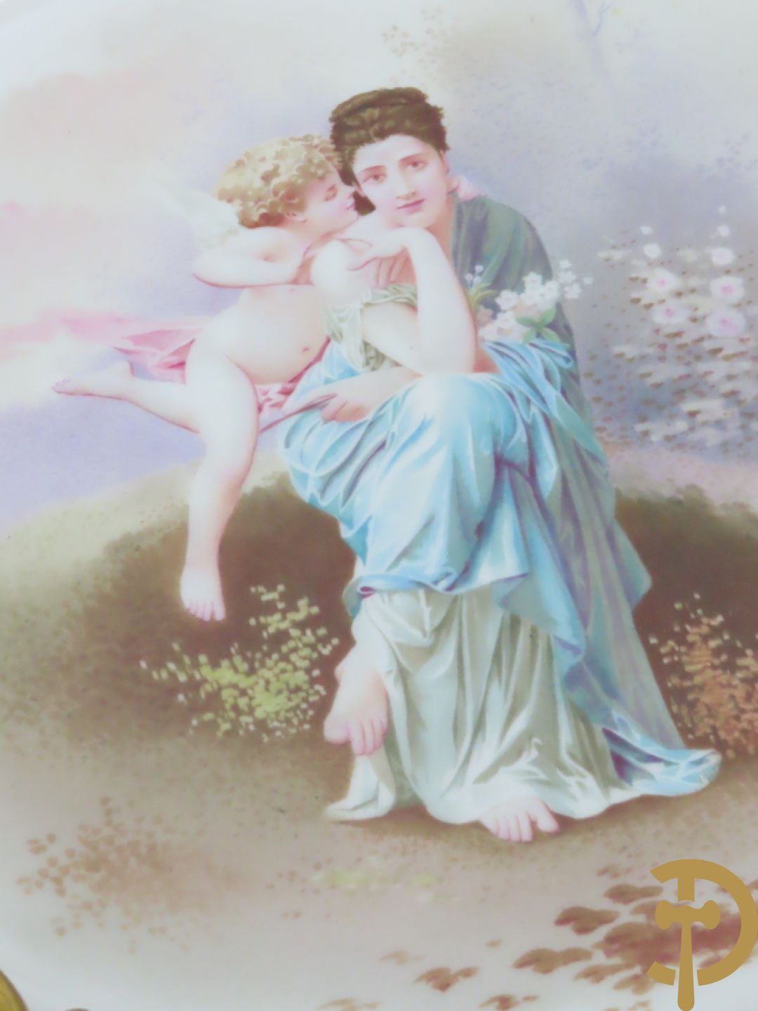 Porseleinen coupe met beschilderd decor van zittende dame met cupido in tuin, Richard getekend, gevat in bronzen houder