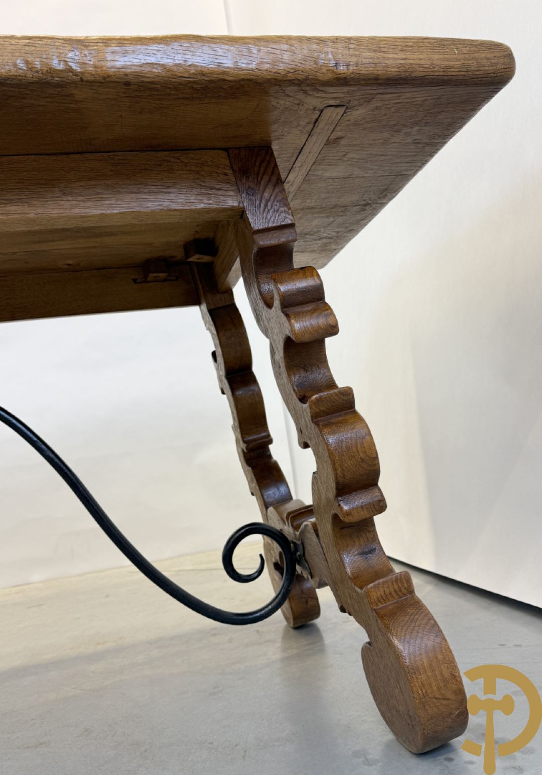 Massief eiken tafel met wangen en smeedijzer verbonden + 6 hoogleunige stoelen + 2 armzetels