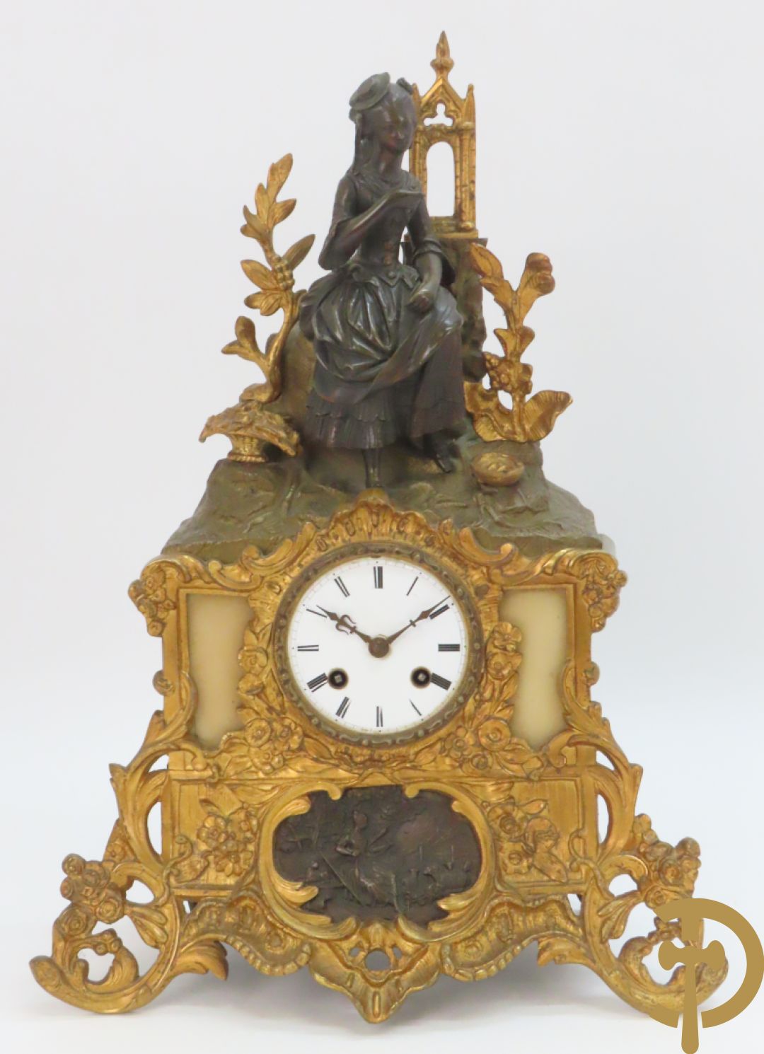 Bronzen pendule bezet met elegante dame en onderaan met basrelief en rocailles