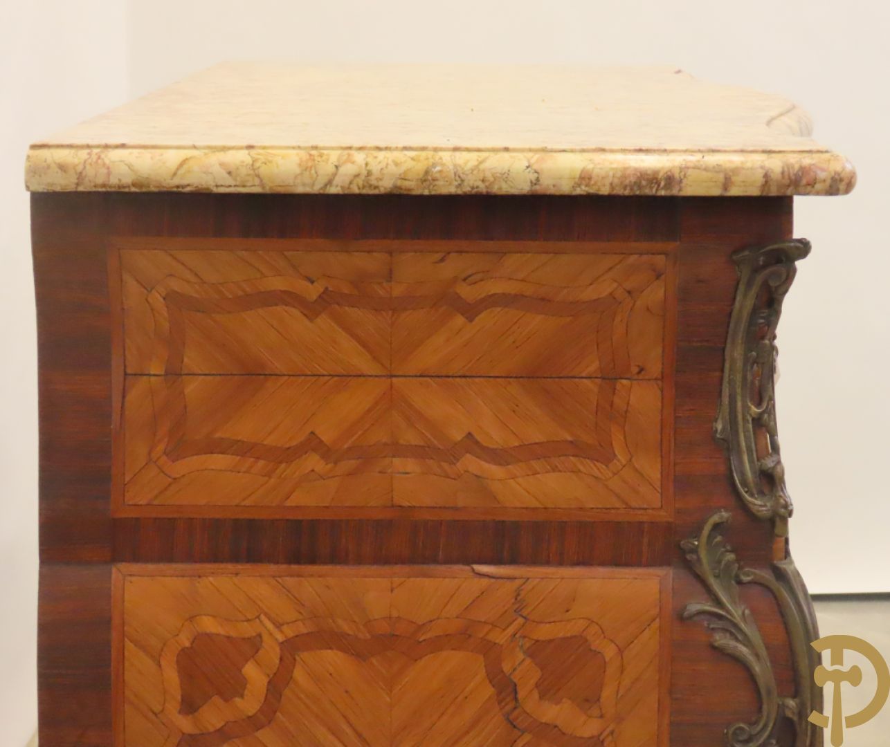 Gegalbeerde vierladencommode met bronsbeslag, marqueterie en marmeren blad